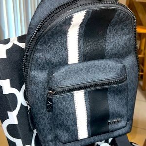 Michael kors sling pack